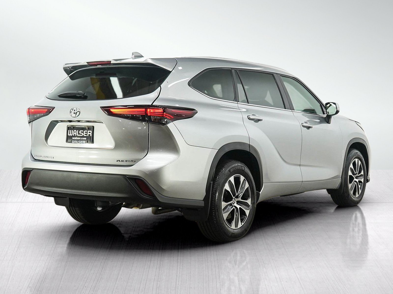 Used 2025 Toyota Highlander XLE AWD/4WD image 5