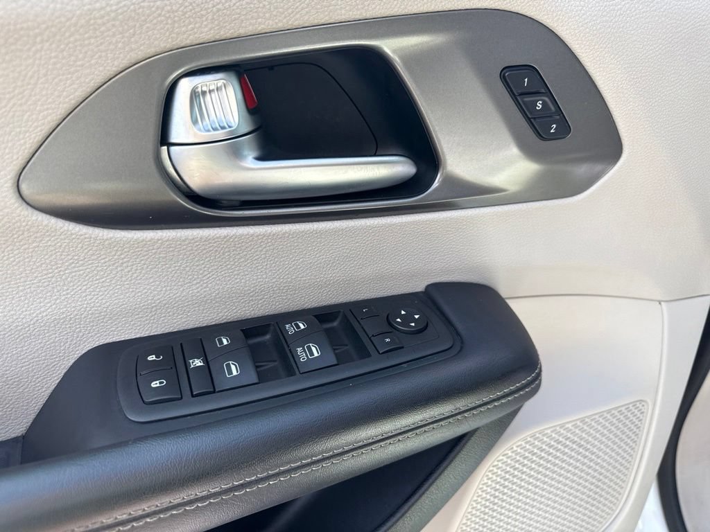 Certified 2023 Chrysler Pacifica Touring-L FWD image 16