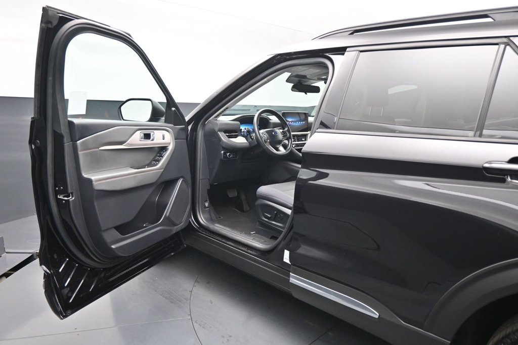 Used 2025 Ford Explorer Active AWD/4WD image 9