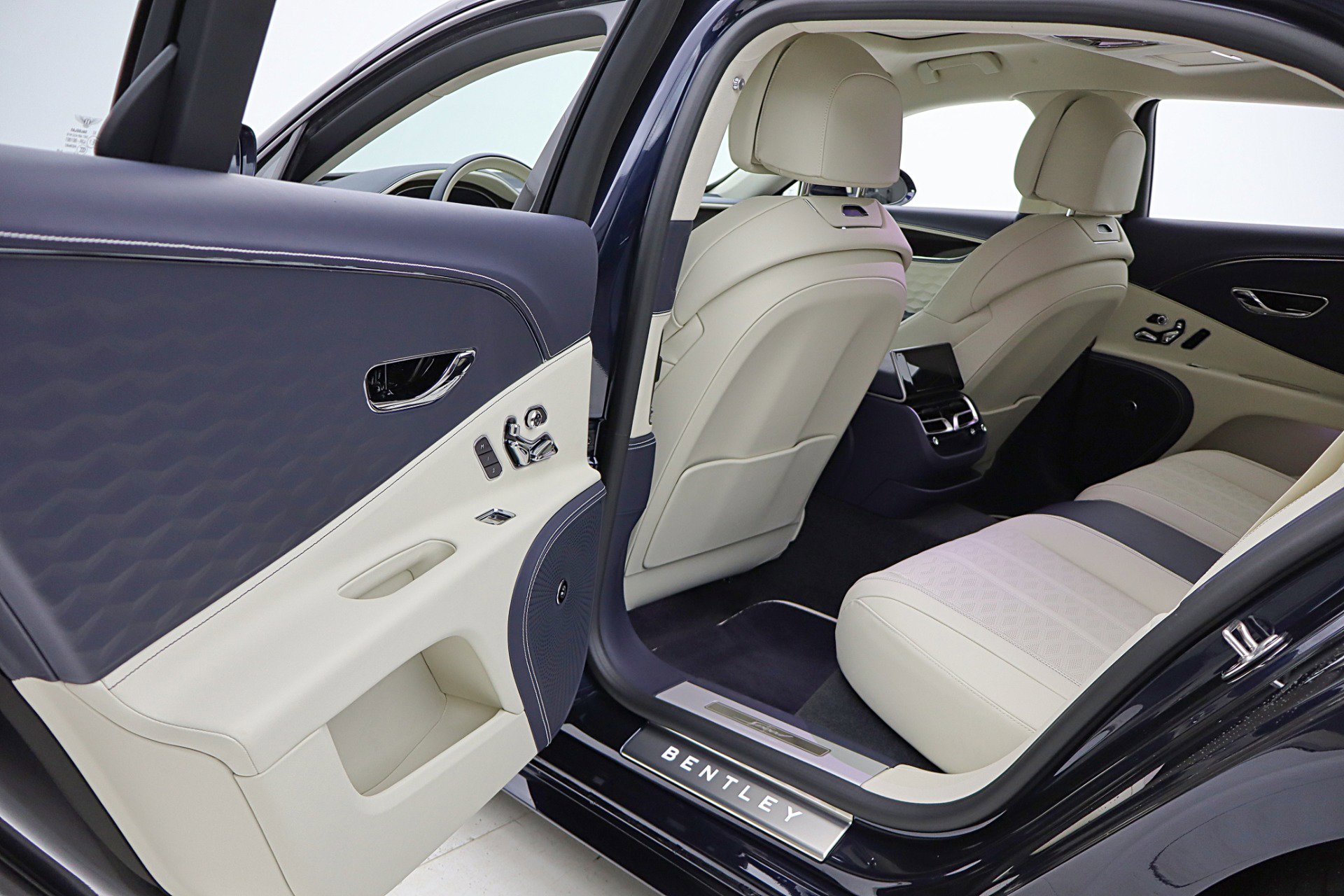 Used 2025 Bentley Flying Spur Plug-In Hybrid image 42