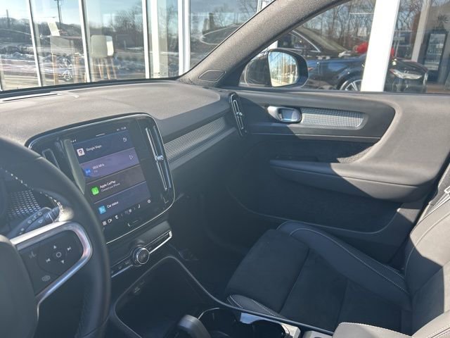 Certified 2025 Volvo XC40 B5 Plus image 19