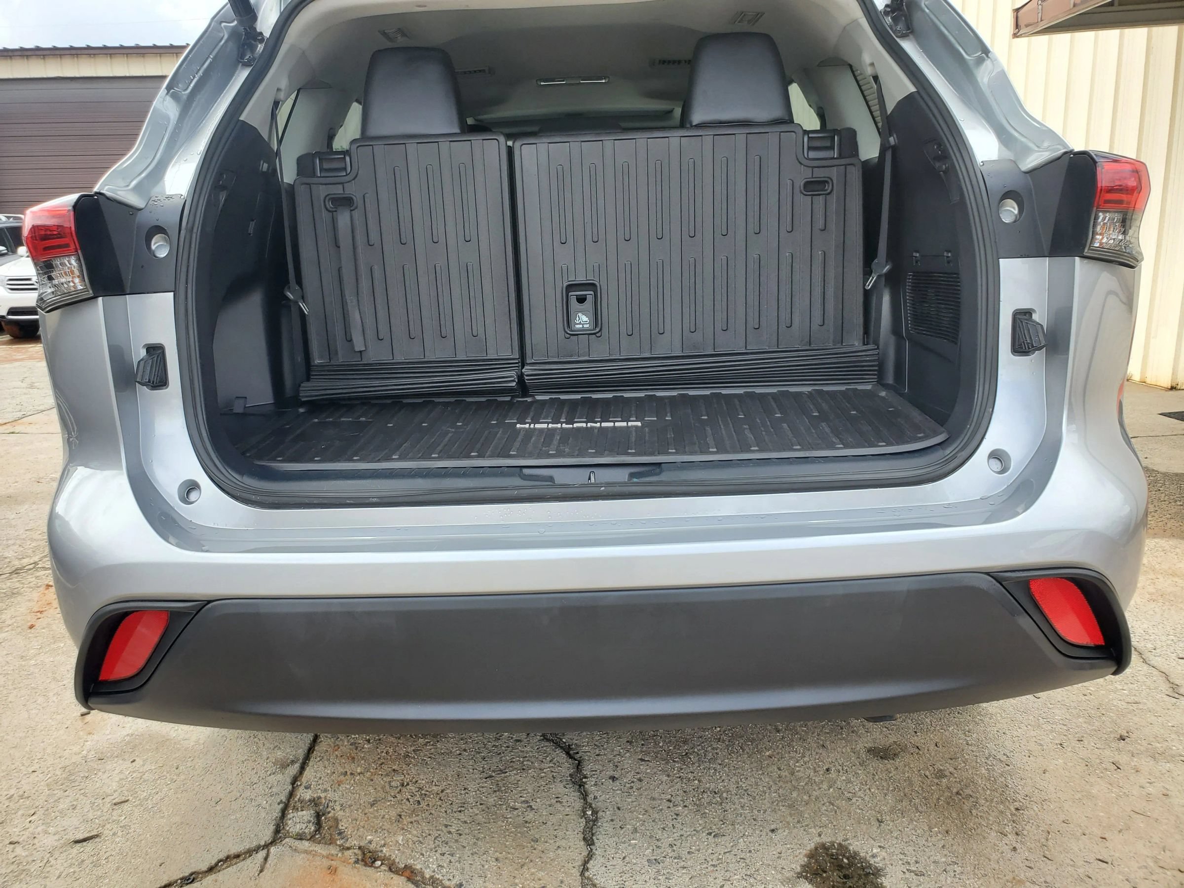 Used 2022 Toyota Highlander XLE FWD image 29