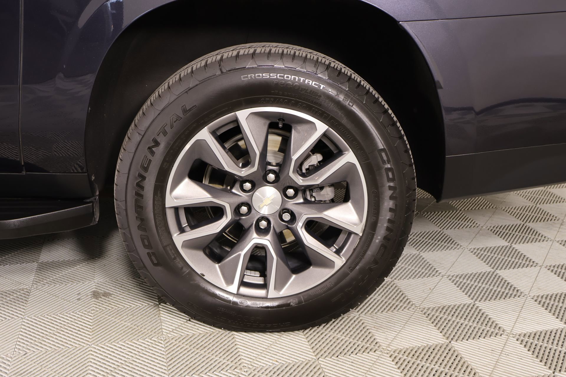 Used 2023 Chevrolet Suburban LT w/ Luxury Package image 21