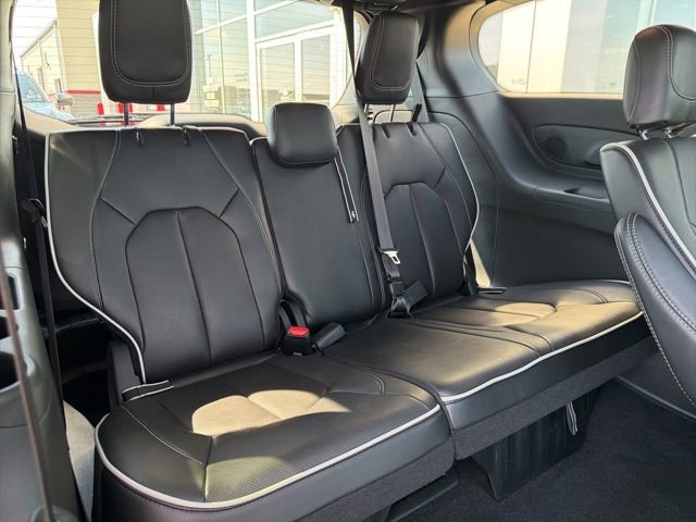 Used 2026 Chrysler Pacifica Limited FWD image 35