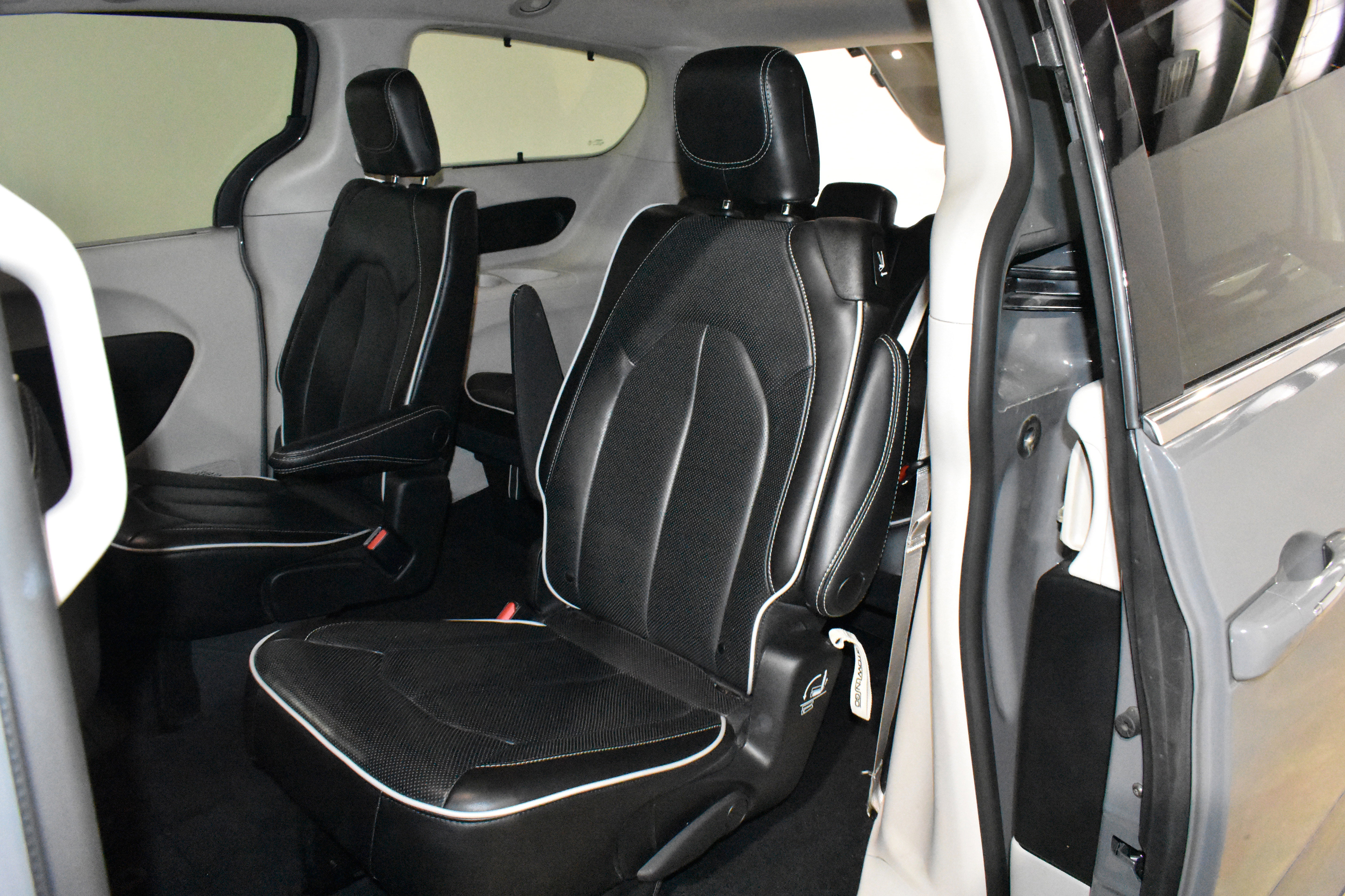 Used 2023 Chrysler Pacifica Limited FWD image 27