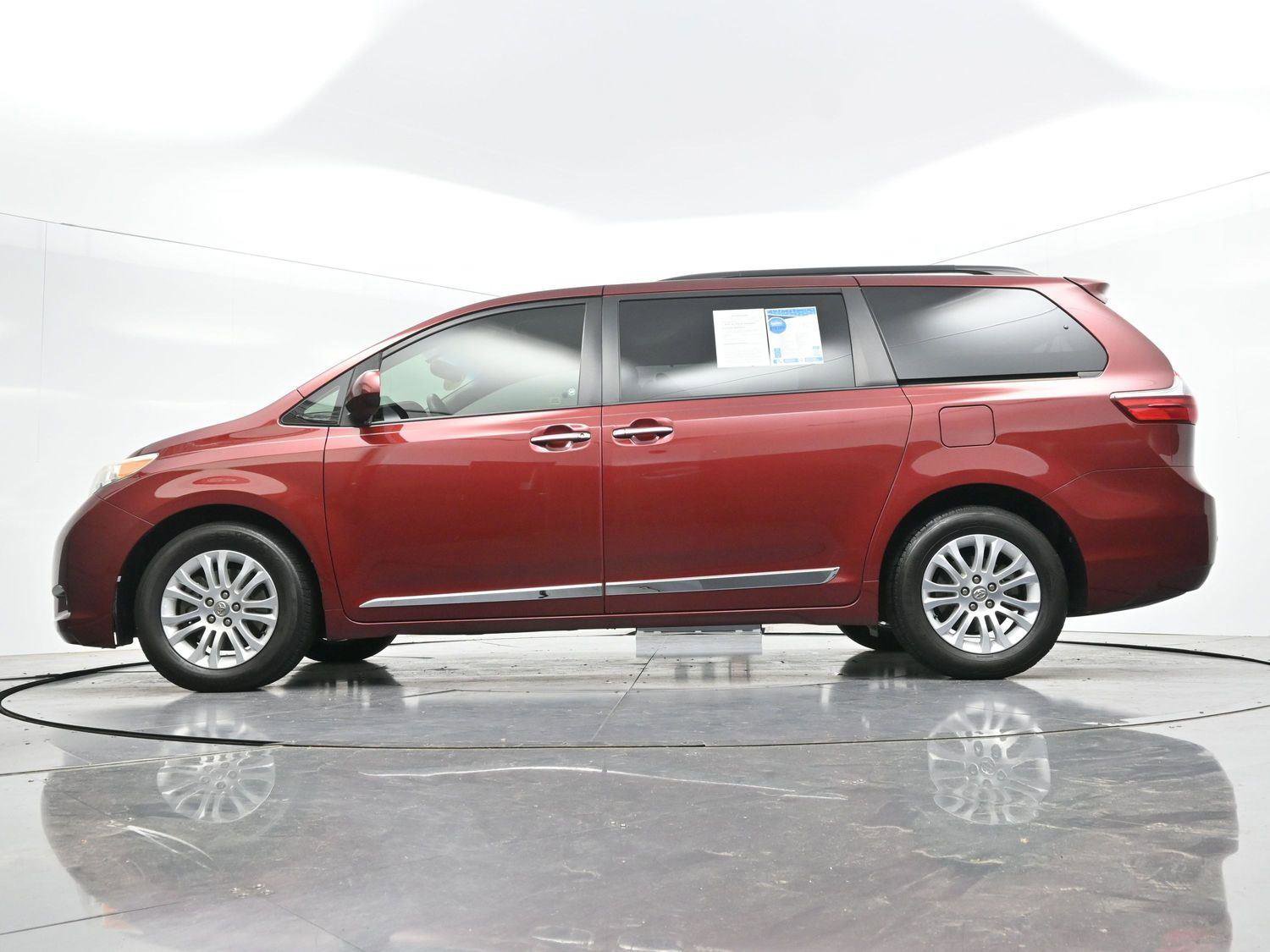 Used 2017 Toyota Sienna XLE w/ XLE Navigation Package FWD image 55