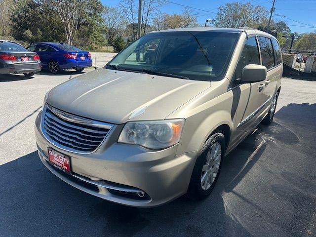 Used 2013 Chrysler Town & Country Touring image 2