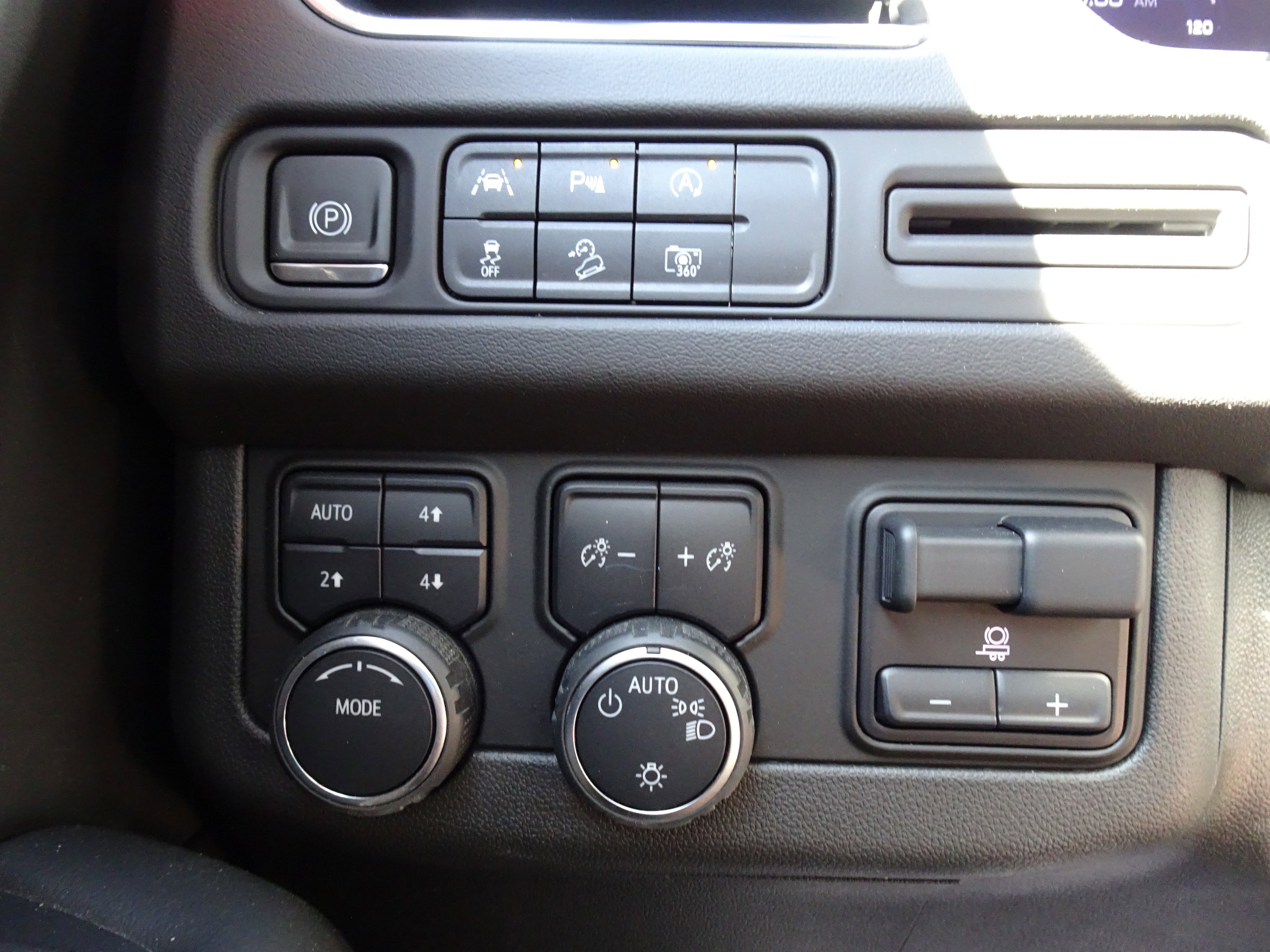 Used 2023 Chevrolet Tahoe Z71 w/ Luxury Package AWD/4WD image 25