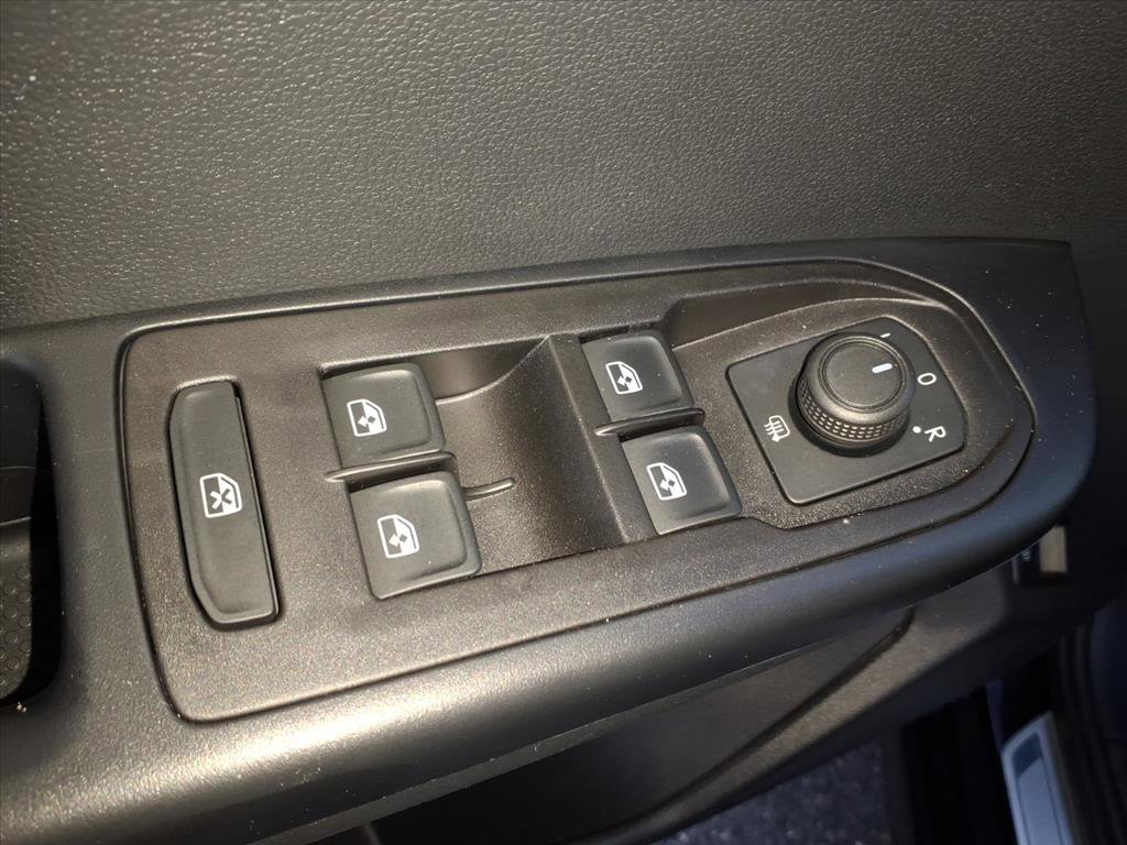 Certified 2024 Volkswagen Taos SE image 9