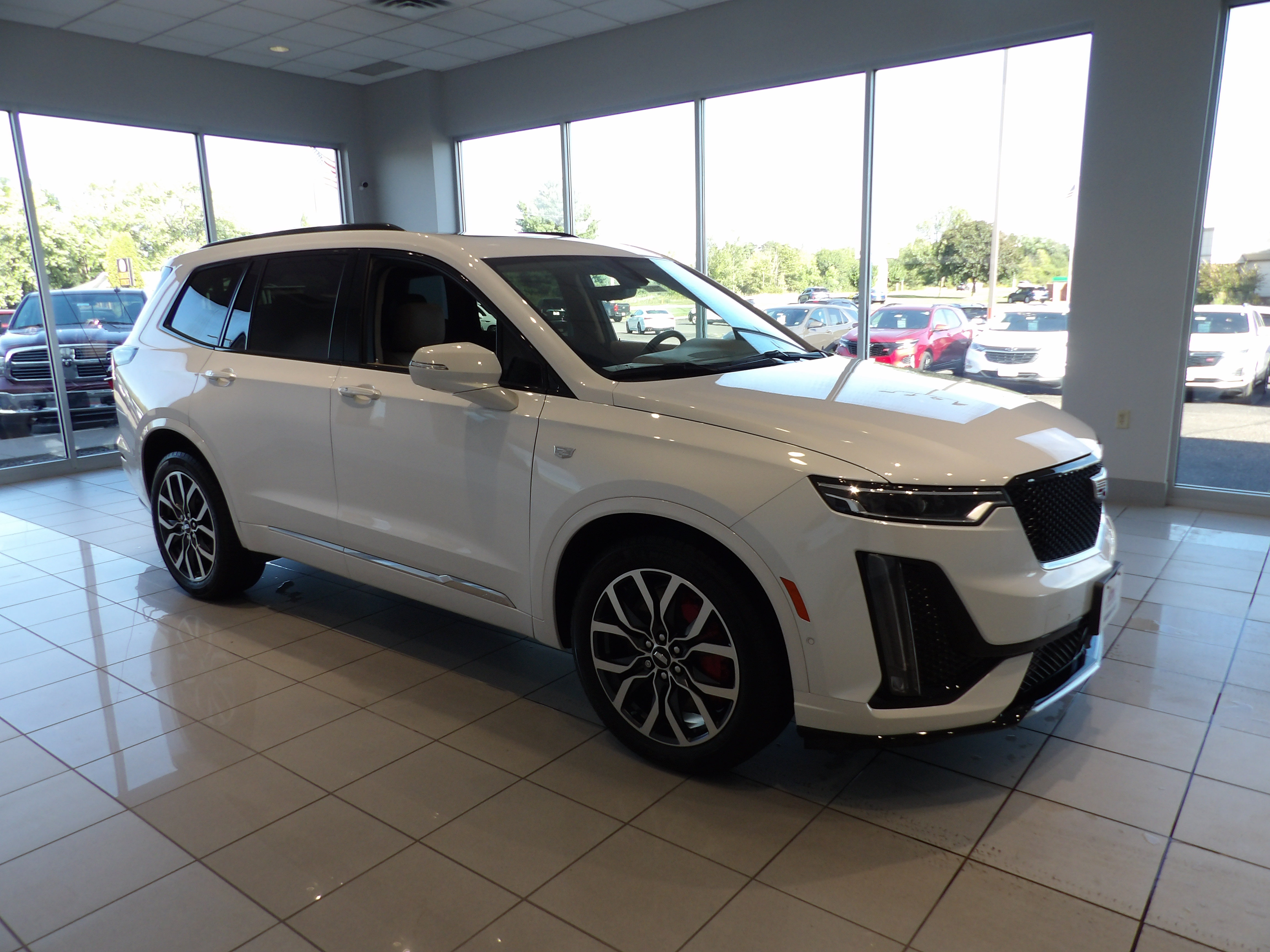 Used 2025 Cadillac XT6 Sport w/ Platinum Package AWD/4WD image 3