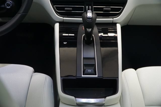 Certified 2026 Porsche Macan Turbo AWD/4WD image 20