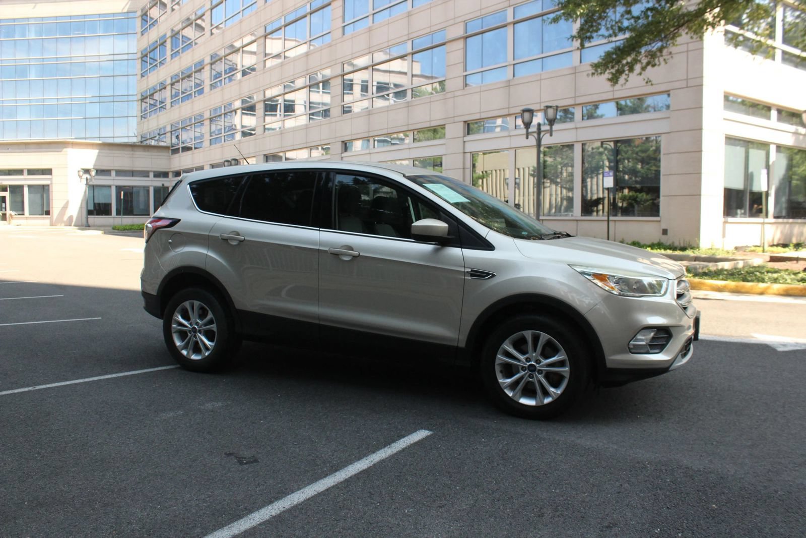 Used 2017 Ford Escape SE w/ SE Cold Weather Package FWD image 2