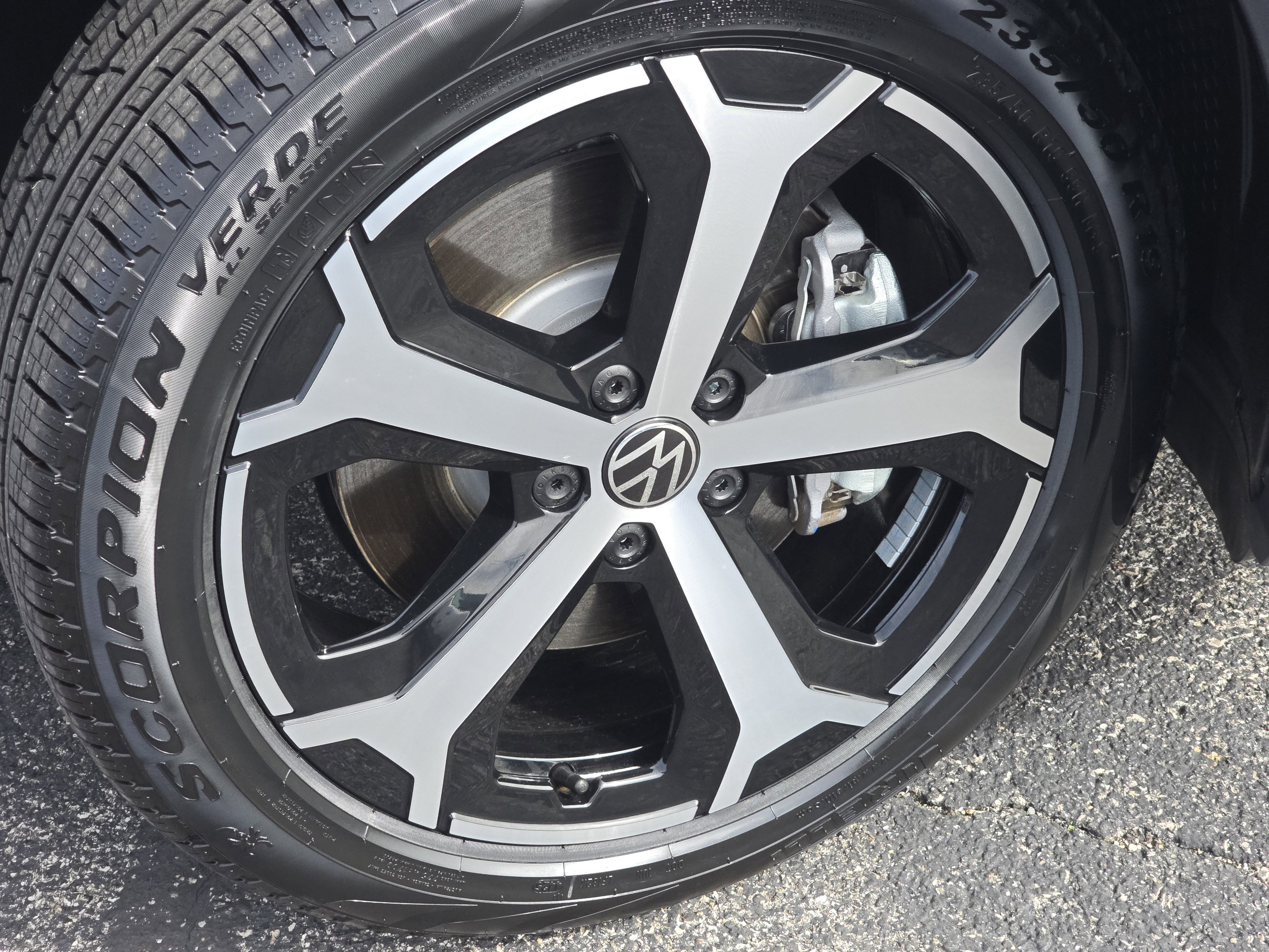 New 2026 Volkswagen Tiguan SE image 12