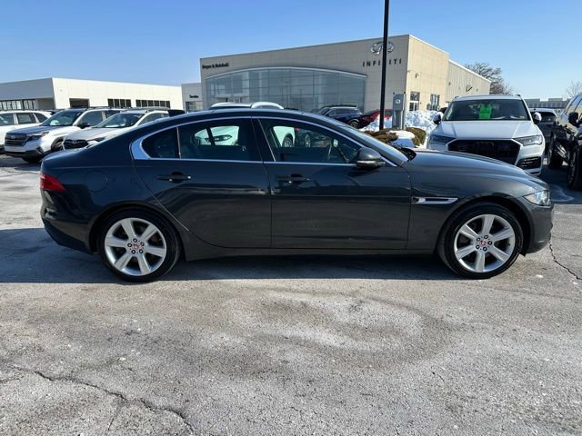 Used 2019 Jaguar XE Premium image 8