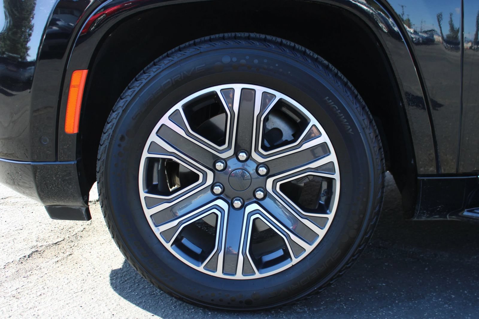 Used 2024 Jeep Wagoneer L Series II RWD image 37