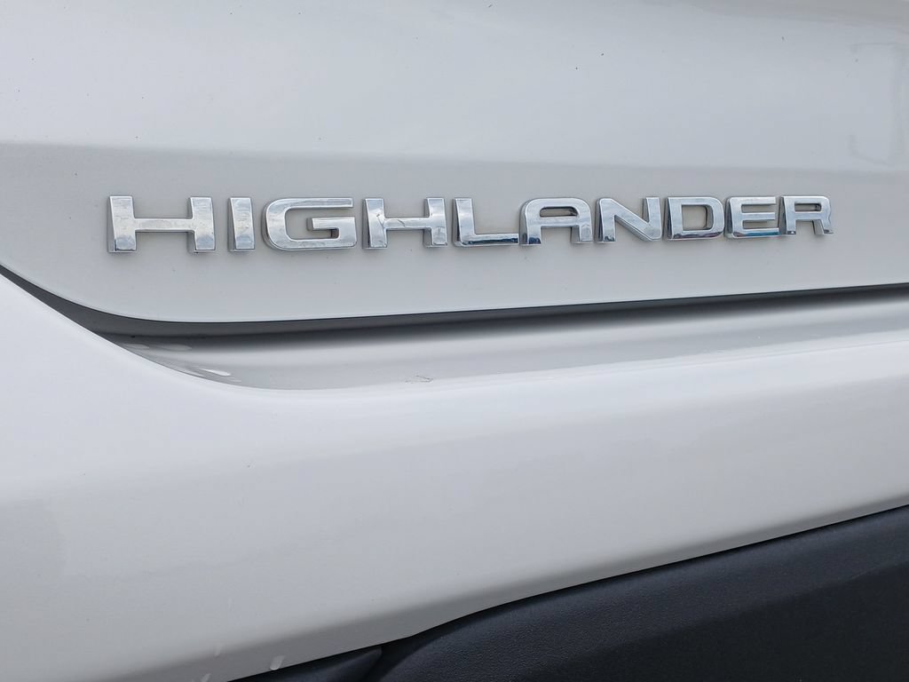 Used 2024 Toyota Highlander LE FWD image 33