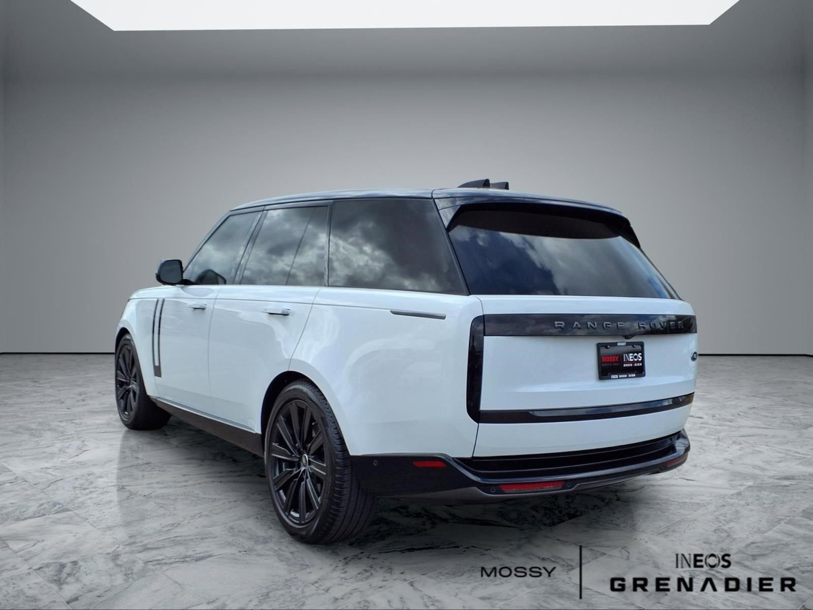 Used 2023 Land Rover Range Rover SE AWD/4WD image 2