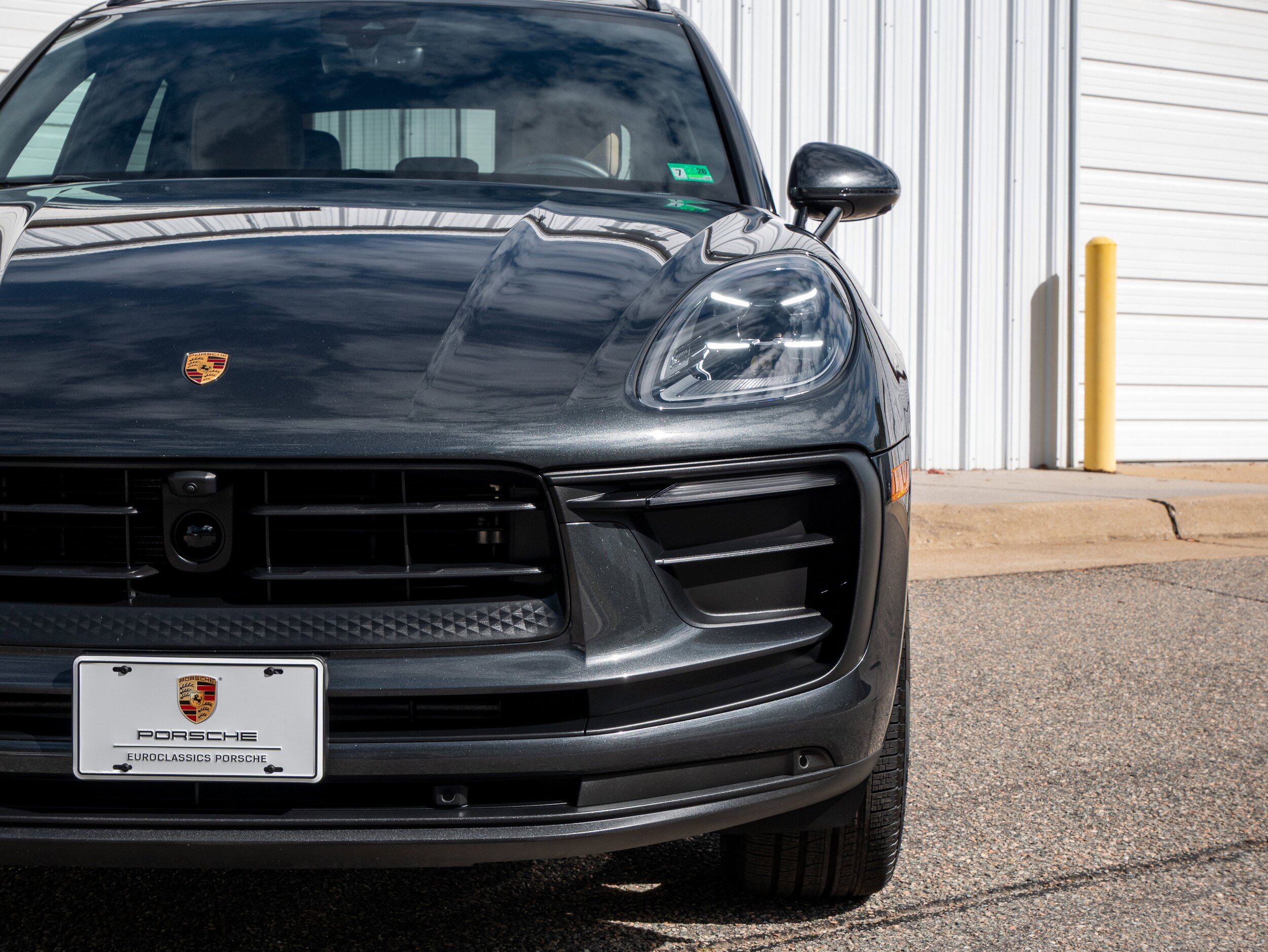 Certified 2025 Porsche Macan AWD/4WD image 12