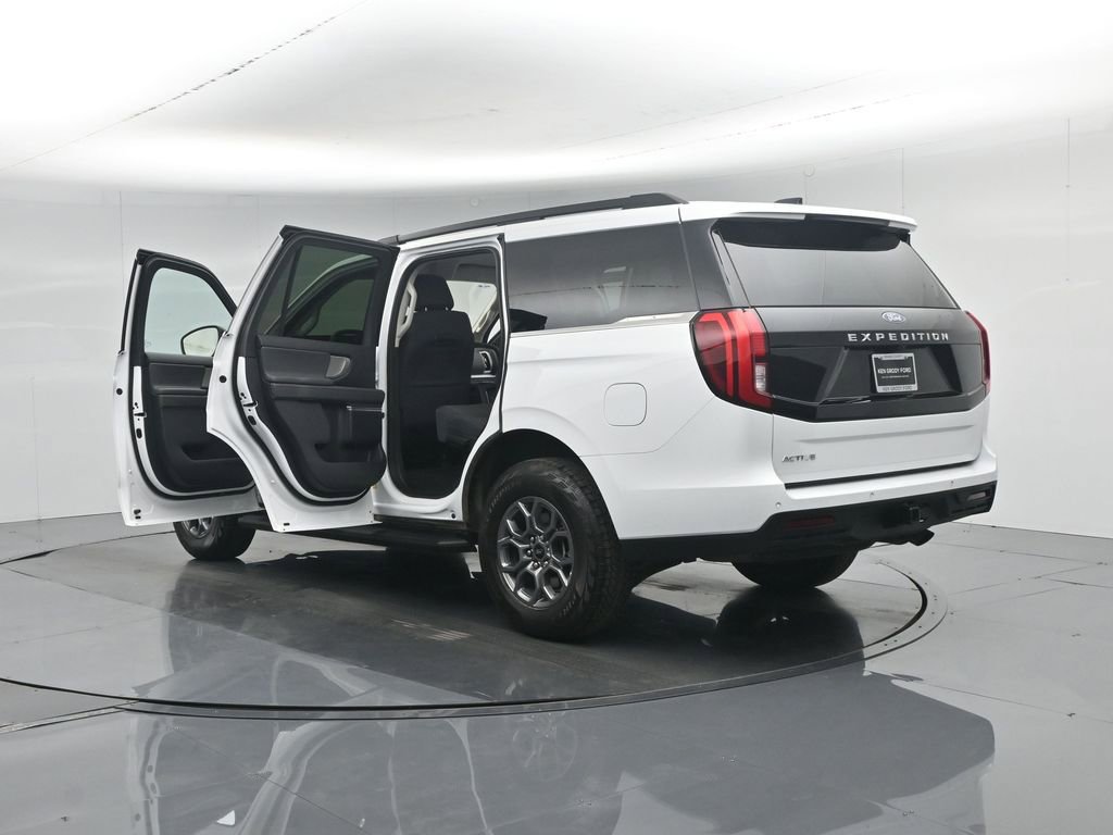 Used 2025 Ford Expedition Active AWD/4WD image 39