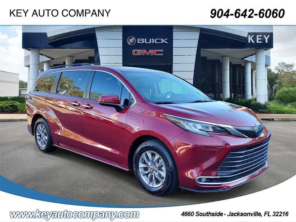 Used 2022 Toyota Sienna XLE image 1
