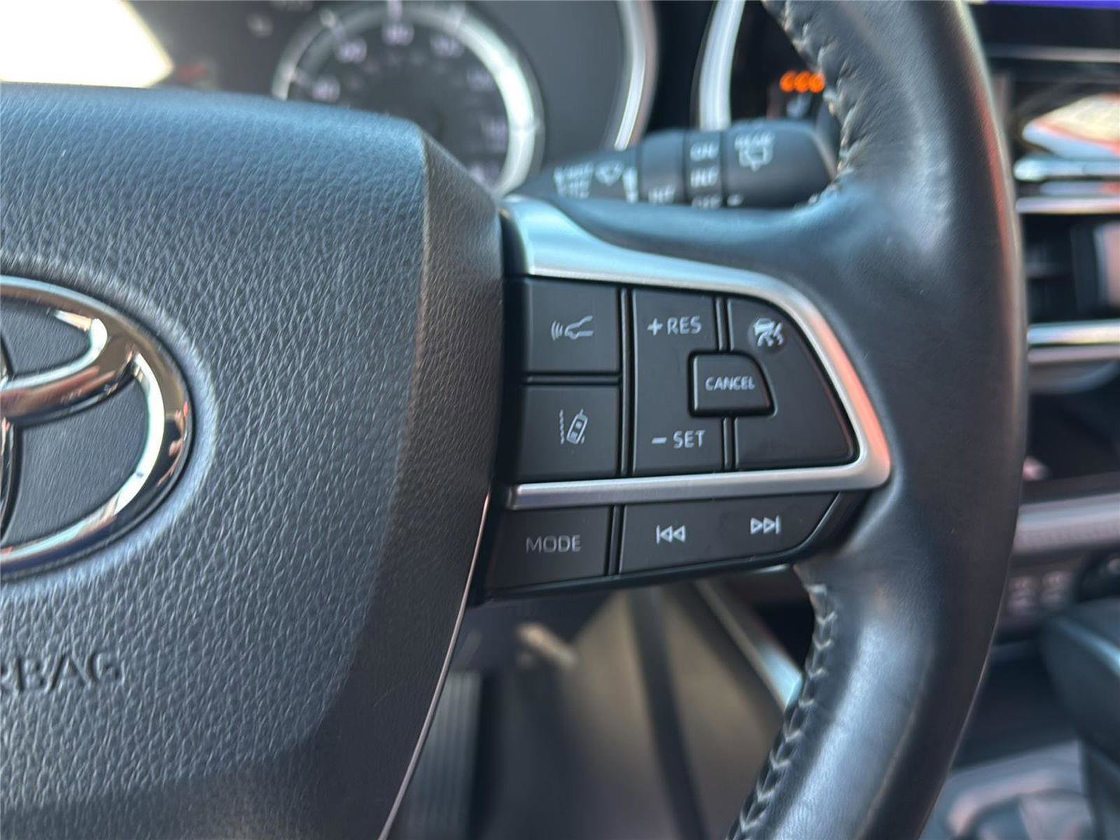 Used 2023 Toyota Highlander XLE AWD/4WD image 23
