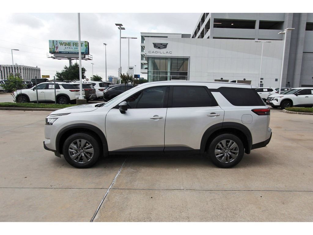 Used 2024 Nissan Pathfinder S image 3