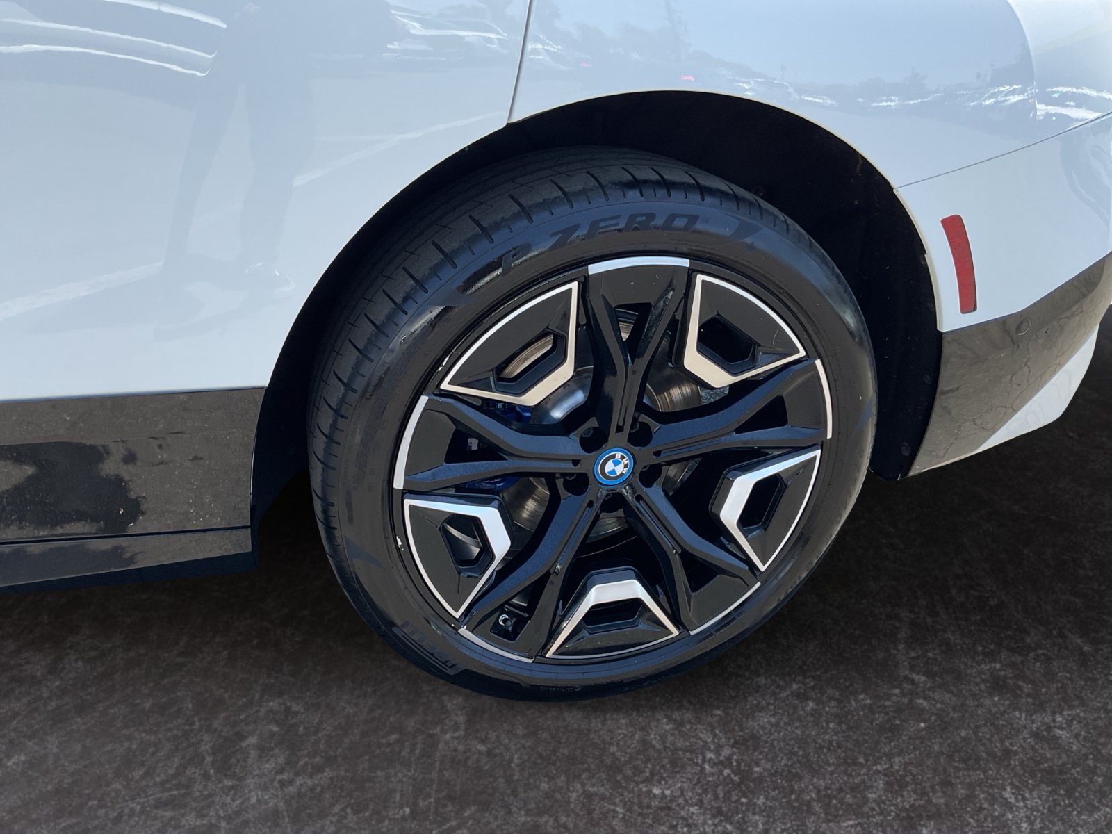 Used 2023 BMW iX xDrive50 w/ Sport Package AWD/4WD image 9