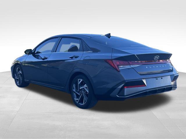 Used 2025 Hyundai Elantra Limited FWD image 3