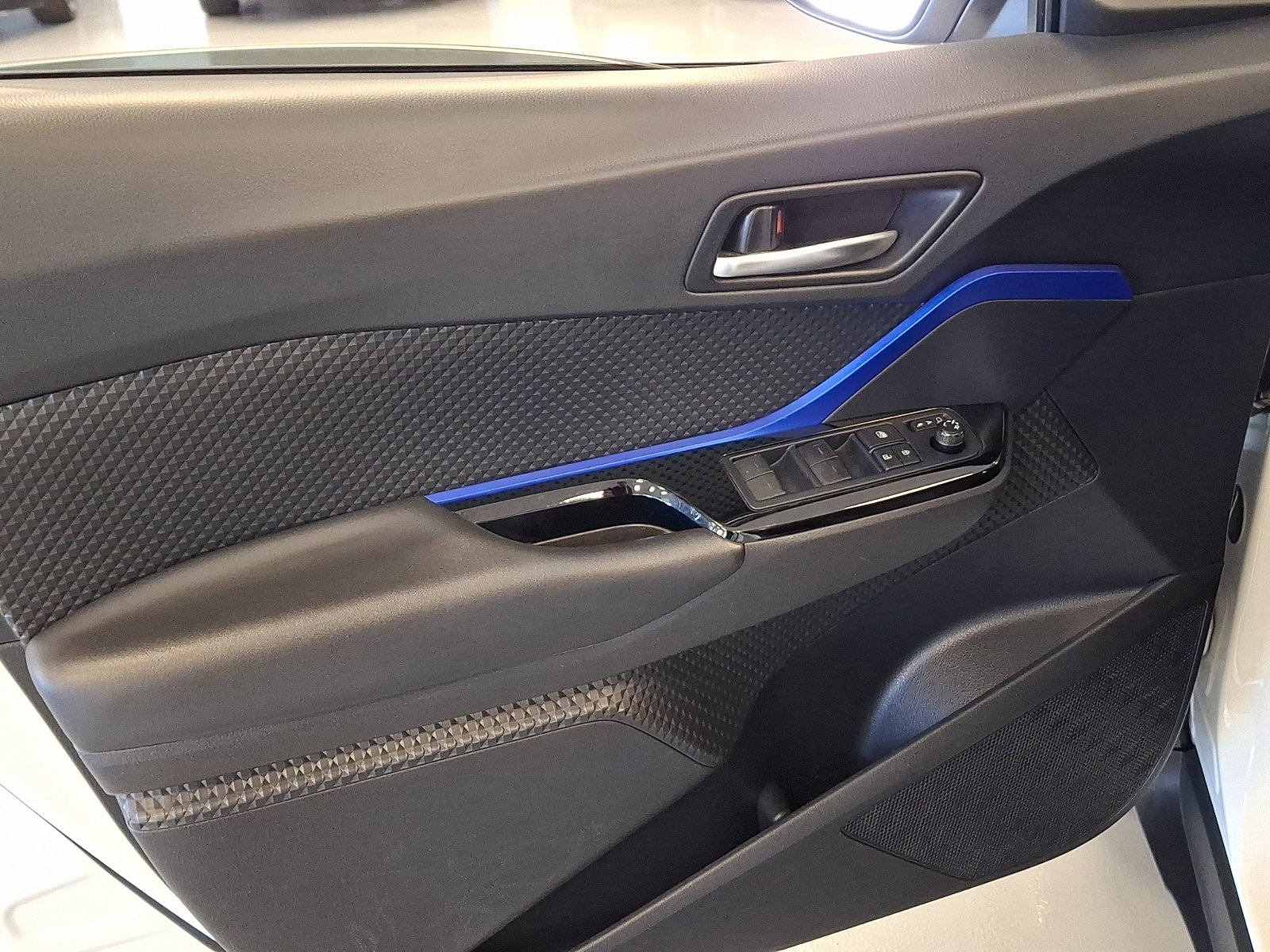 Used 2021 Toyota C-HR XLE image 12