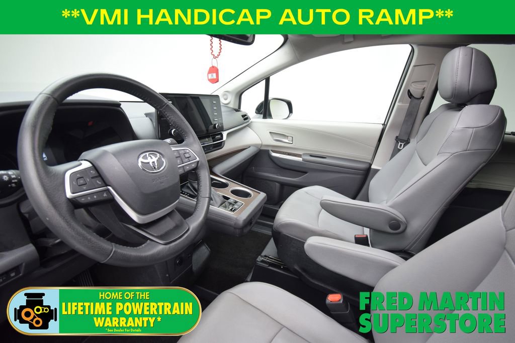 Used 2022 Toyota Sienna XLE image 16