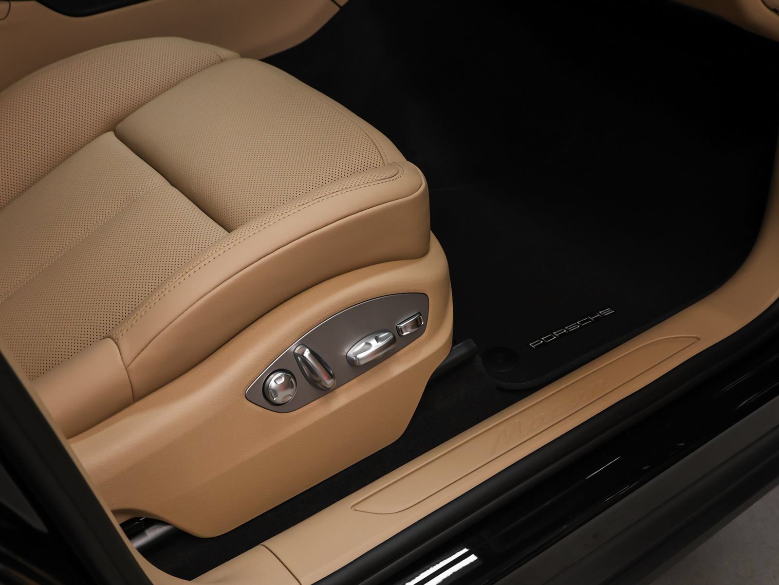 New 2026 Porsche Macan AWD/4WD image 18