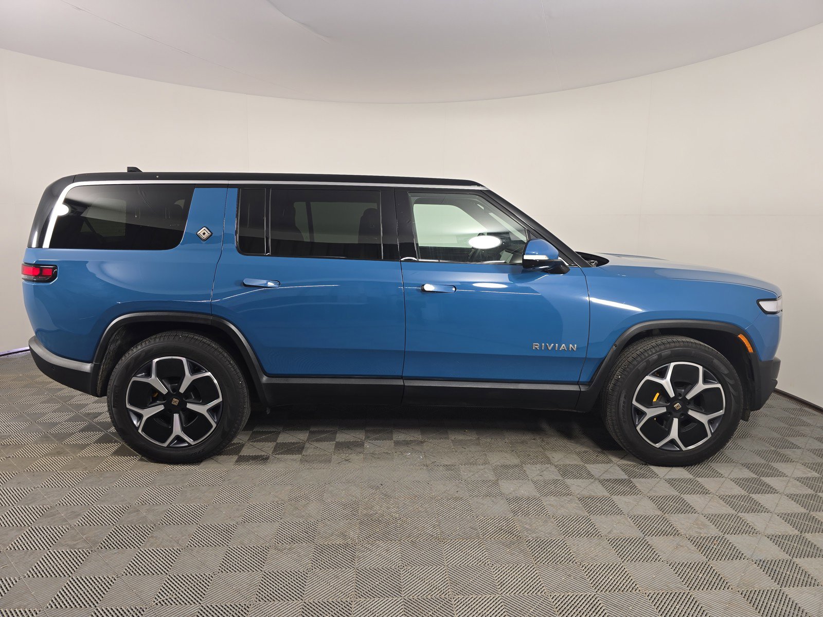 Used 2023 Rivian R1S Adventure AWD/4WD image 6