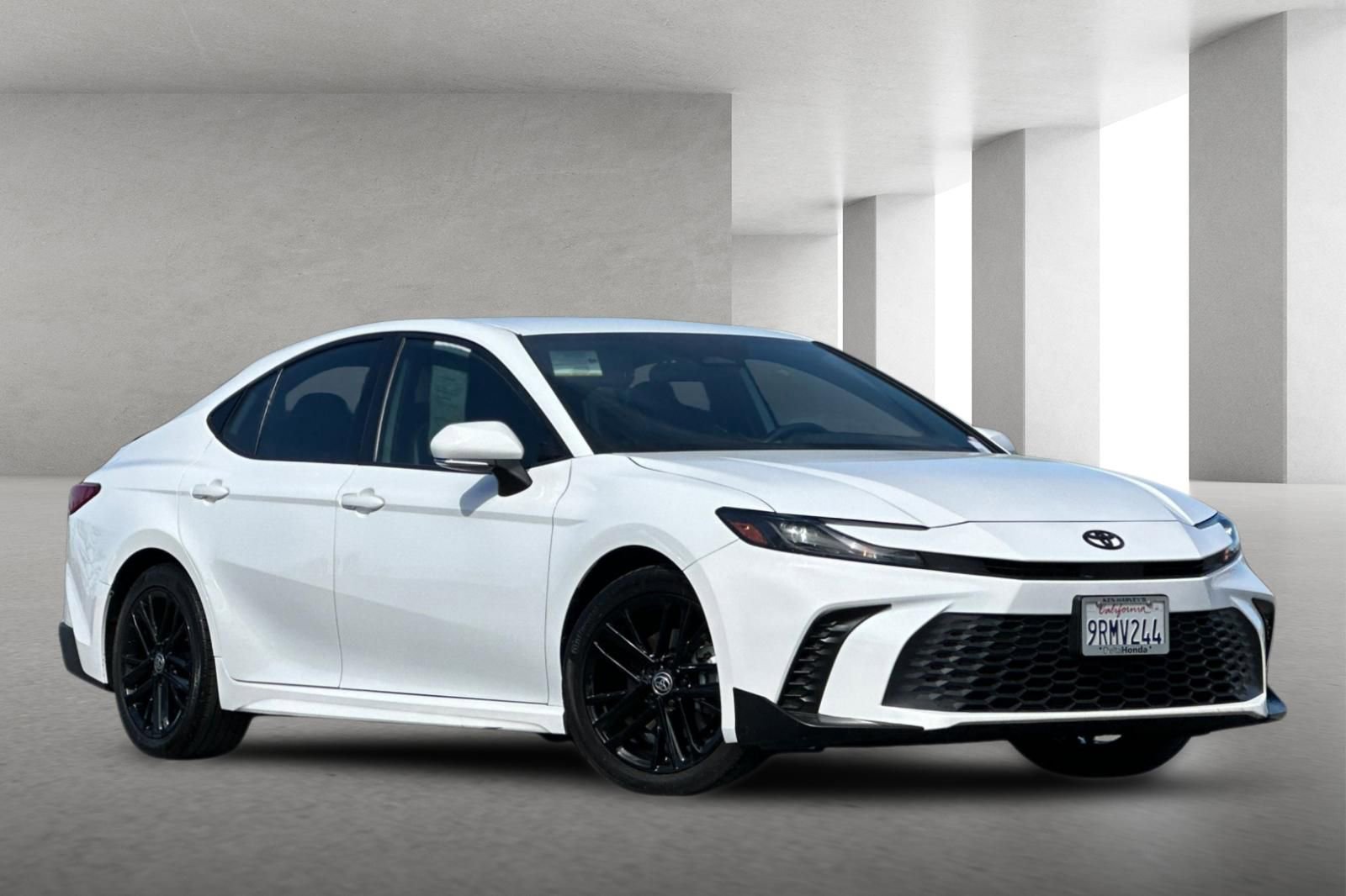 Used 2025 Toyota Camry SE FWD image 1