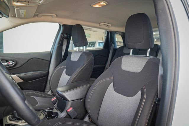 Used 2018 Jeep Cherokee Sport FWD image 12