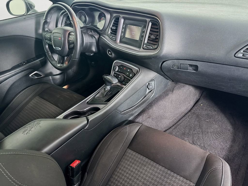 Used 2017 Dodge Challenger SXT image 33