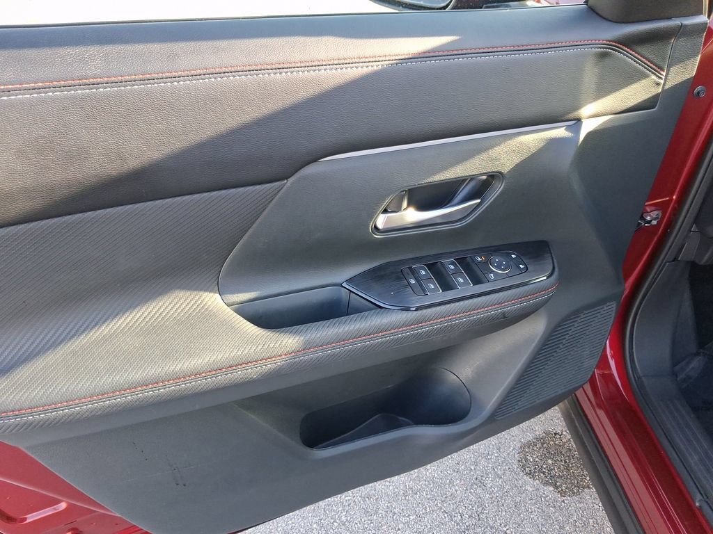 Certified 2025 Nissan Kicks SR FWD image 15
