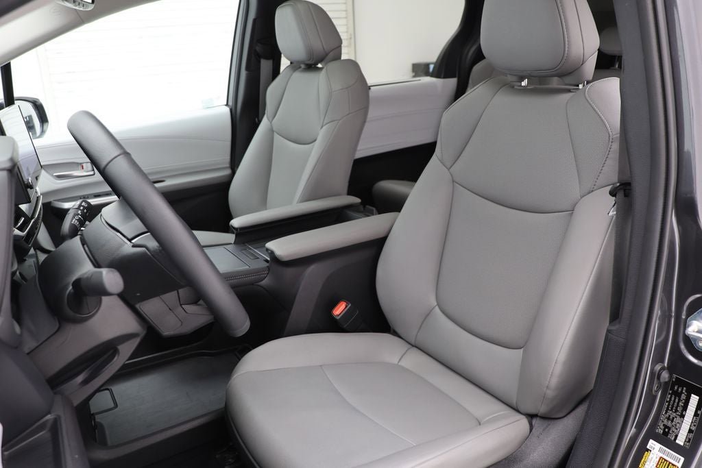 Used 2025 Toyota Sienna XLE FWD image 15