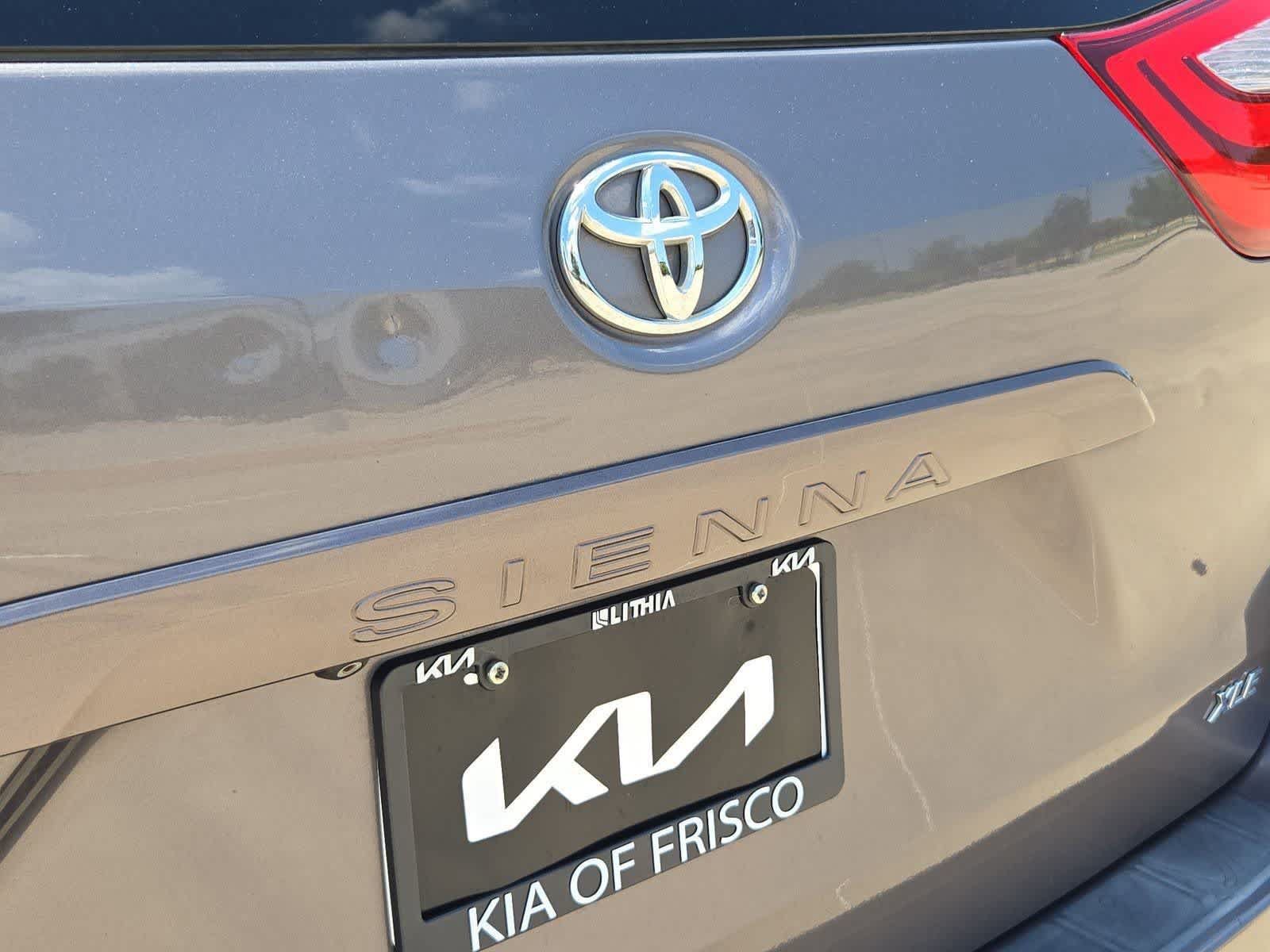 Used 2015 Toyota Sienna XLE w/ XLE Navigation Package FWD image 12