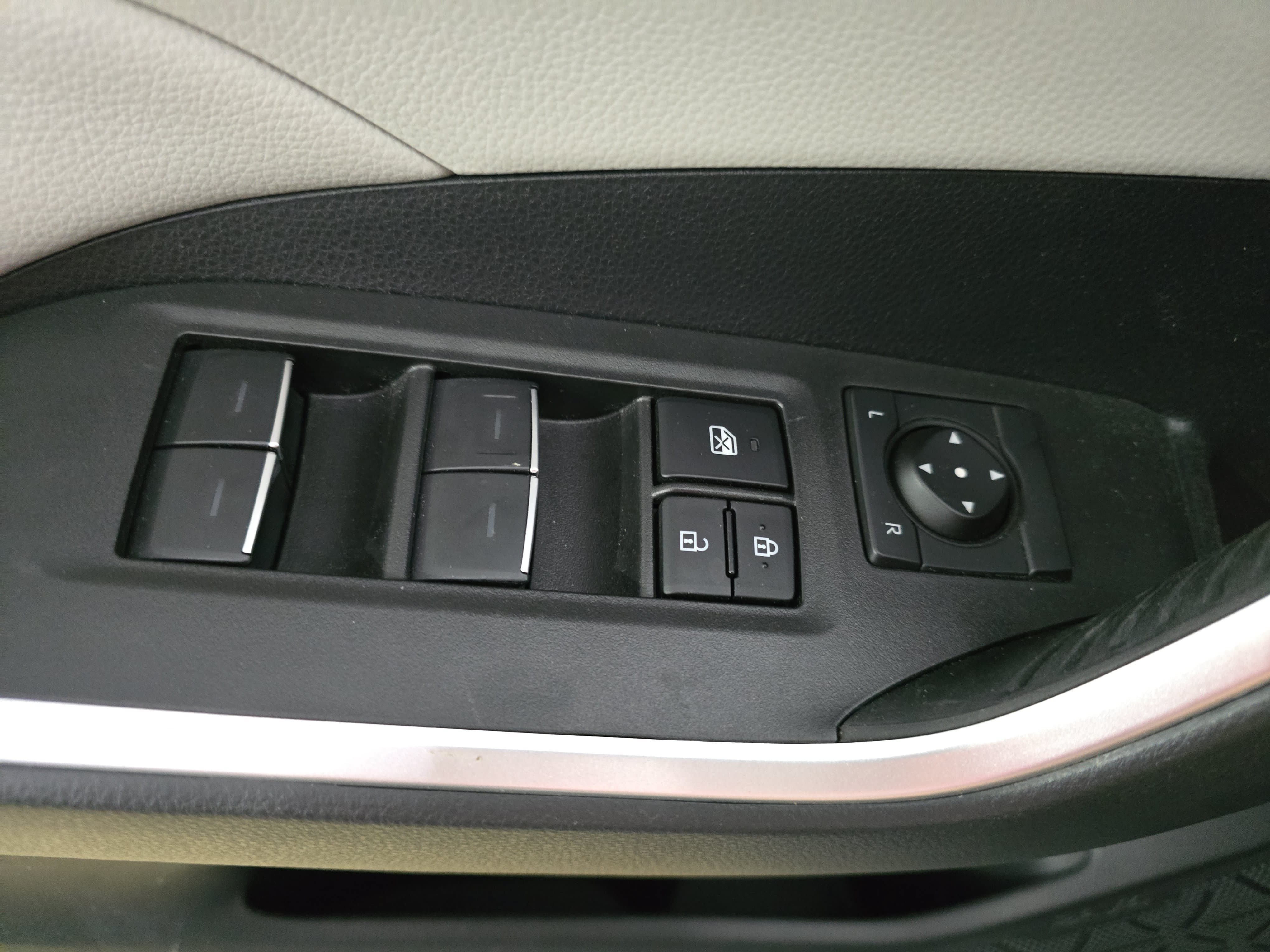 Used 2025 Toyota RAV4 XLE Premium AWD/4WD image 25
