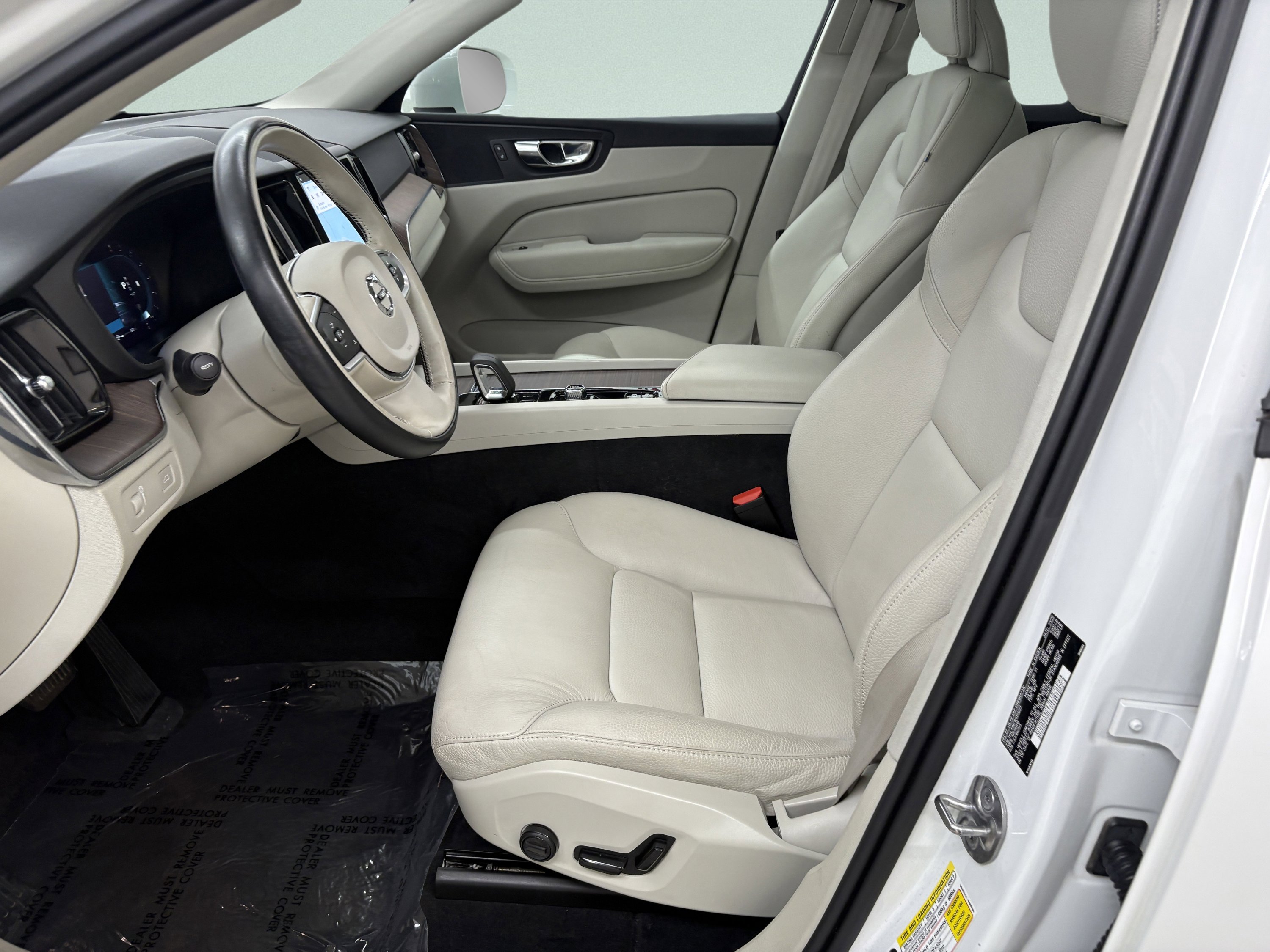 Used 2022 Volvo XC60 B5 Momentum image 11