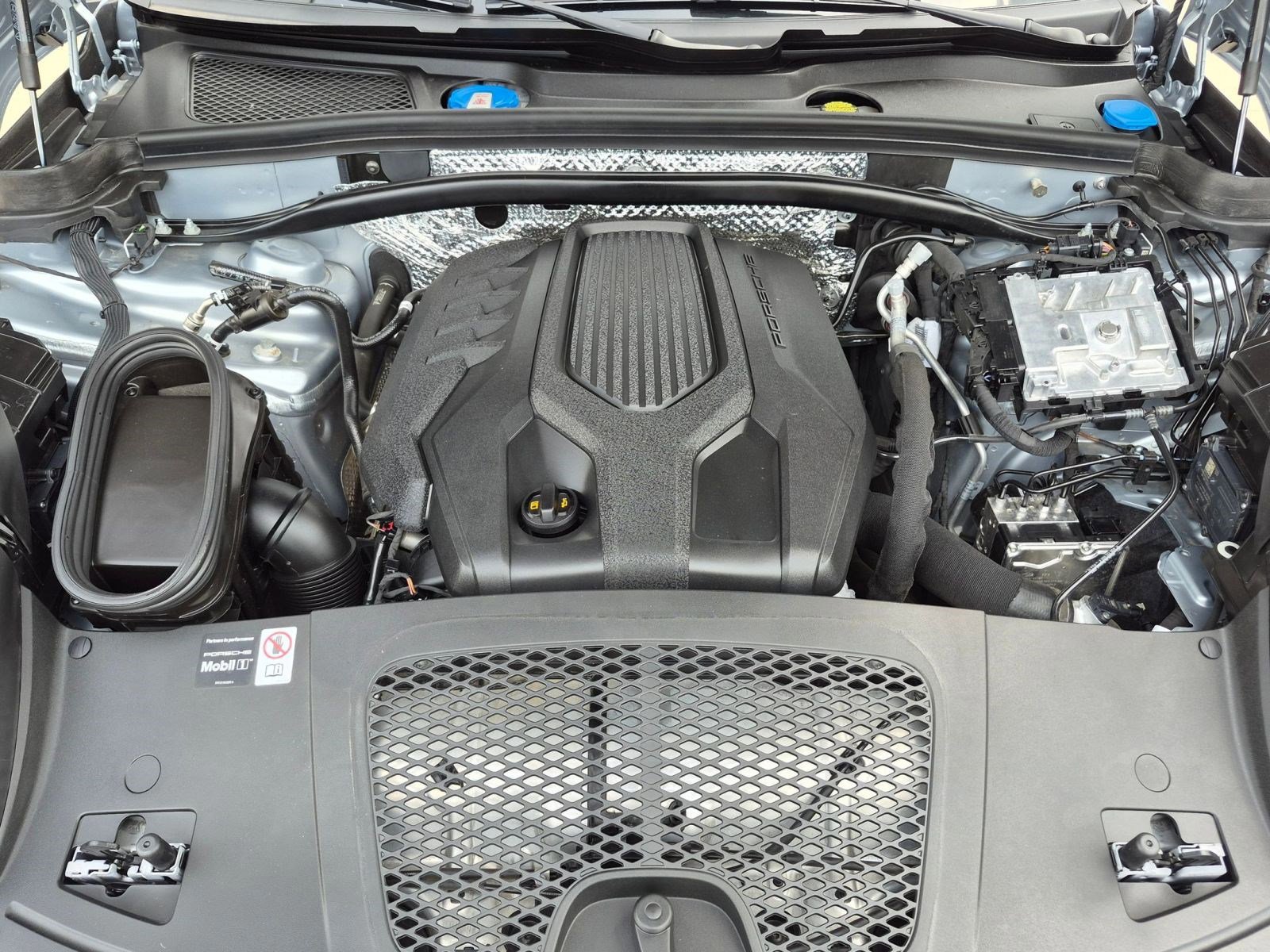 Certified 2025 Porsche Macan Turbo AWD/4WD image 27