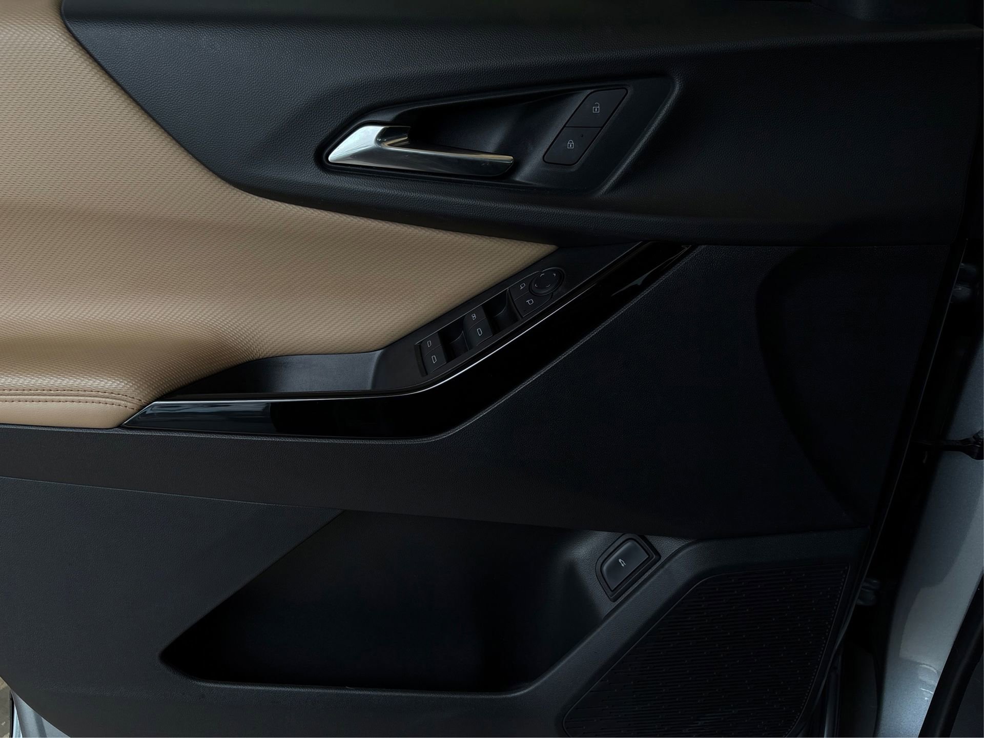 Used 2025 Chevrolet Equinox ACTIV w/ Safety and Technology Package image 21