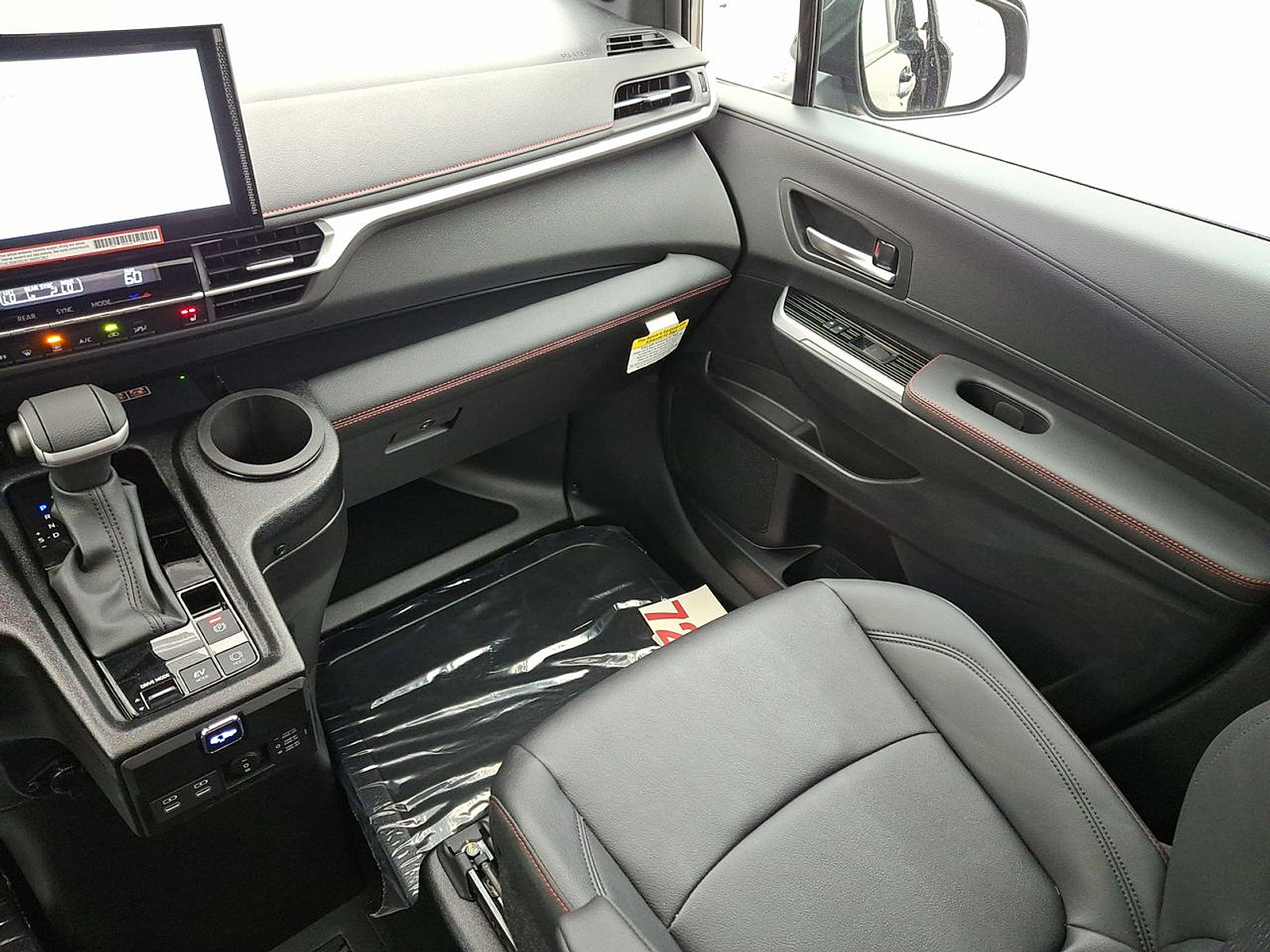 Used 2025 Toyota Sienna XSE w/ XSE Plus Package FWD image 11