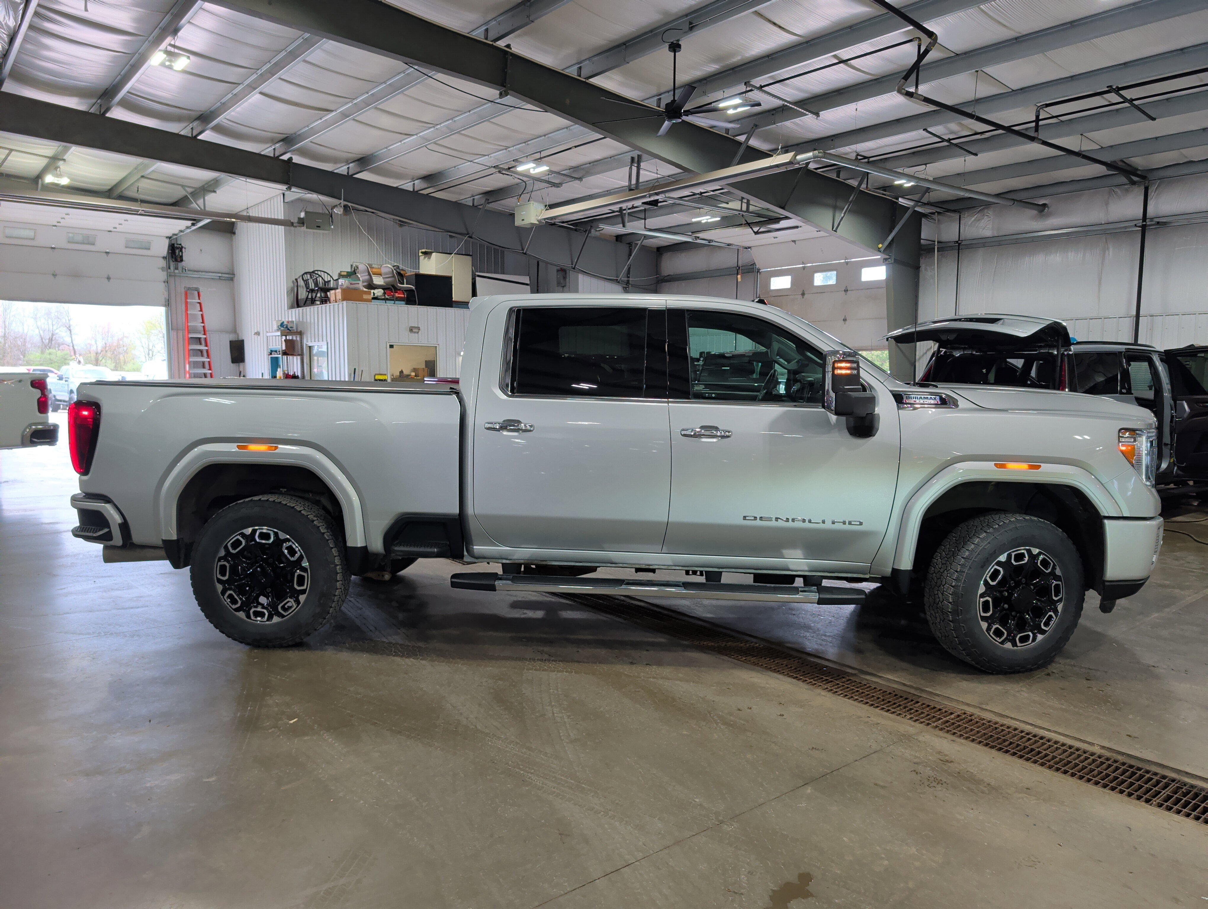 Used 2023 GMC Sierra 2500 Denali image 2