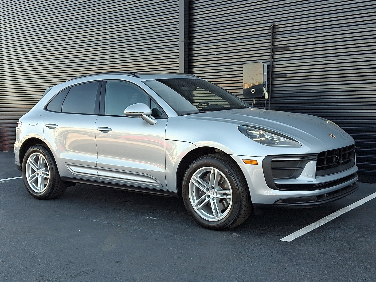Certified 2025 Porsche Macan AWD/4WD image 9