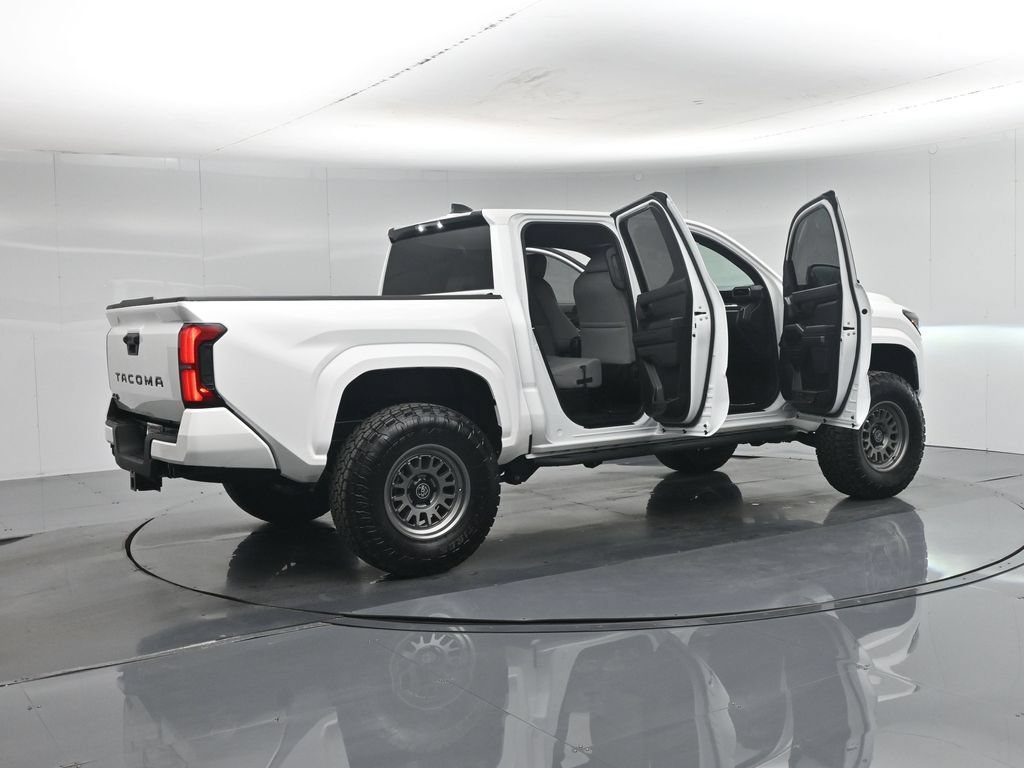 Used 2025 Toyota Tacoma SR5 AWD/4WD image 5