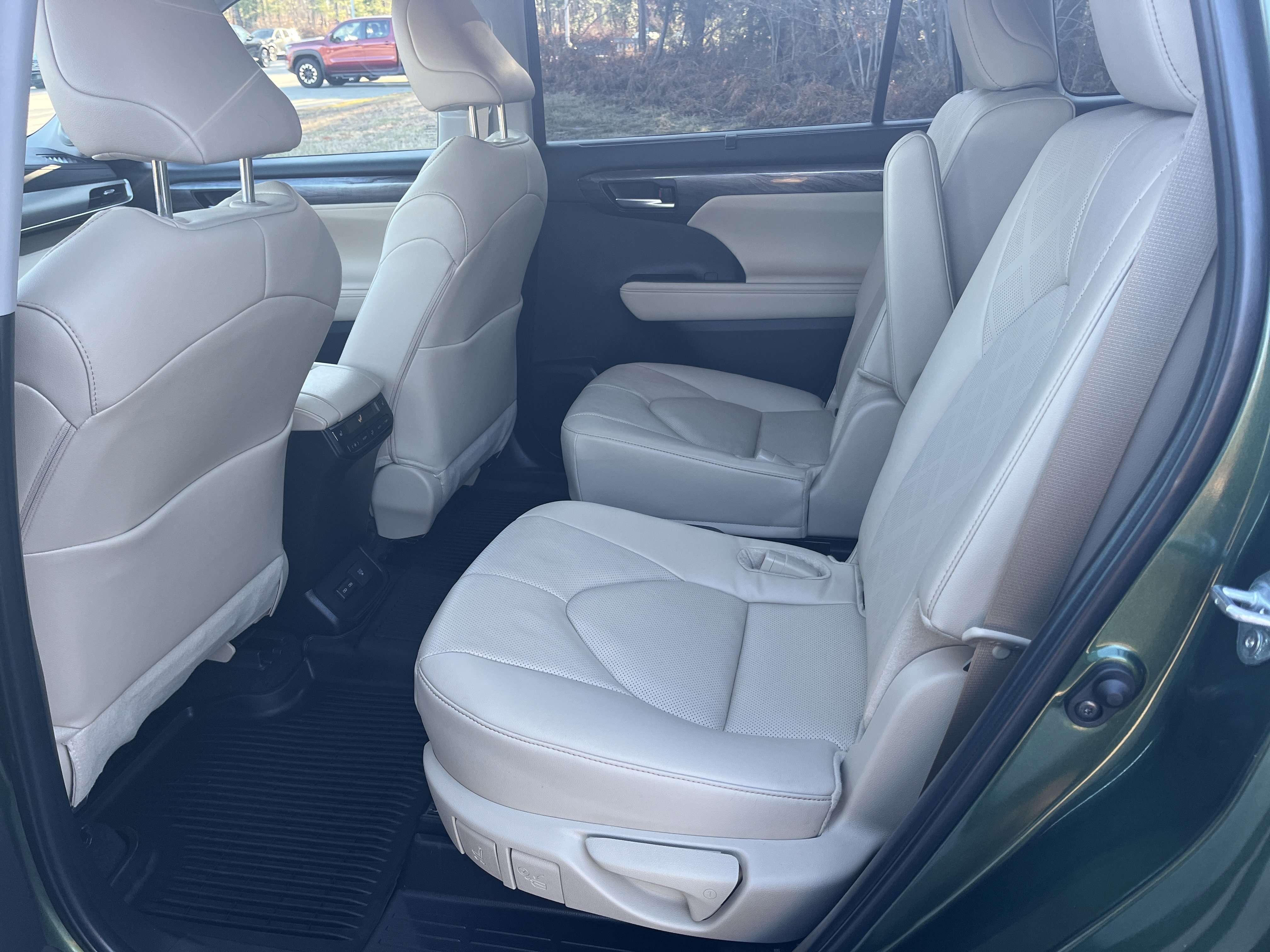 Used 2024 Toyota Highlander Platinum image 16