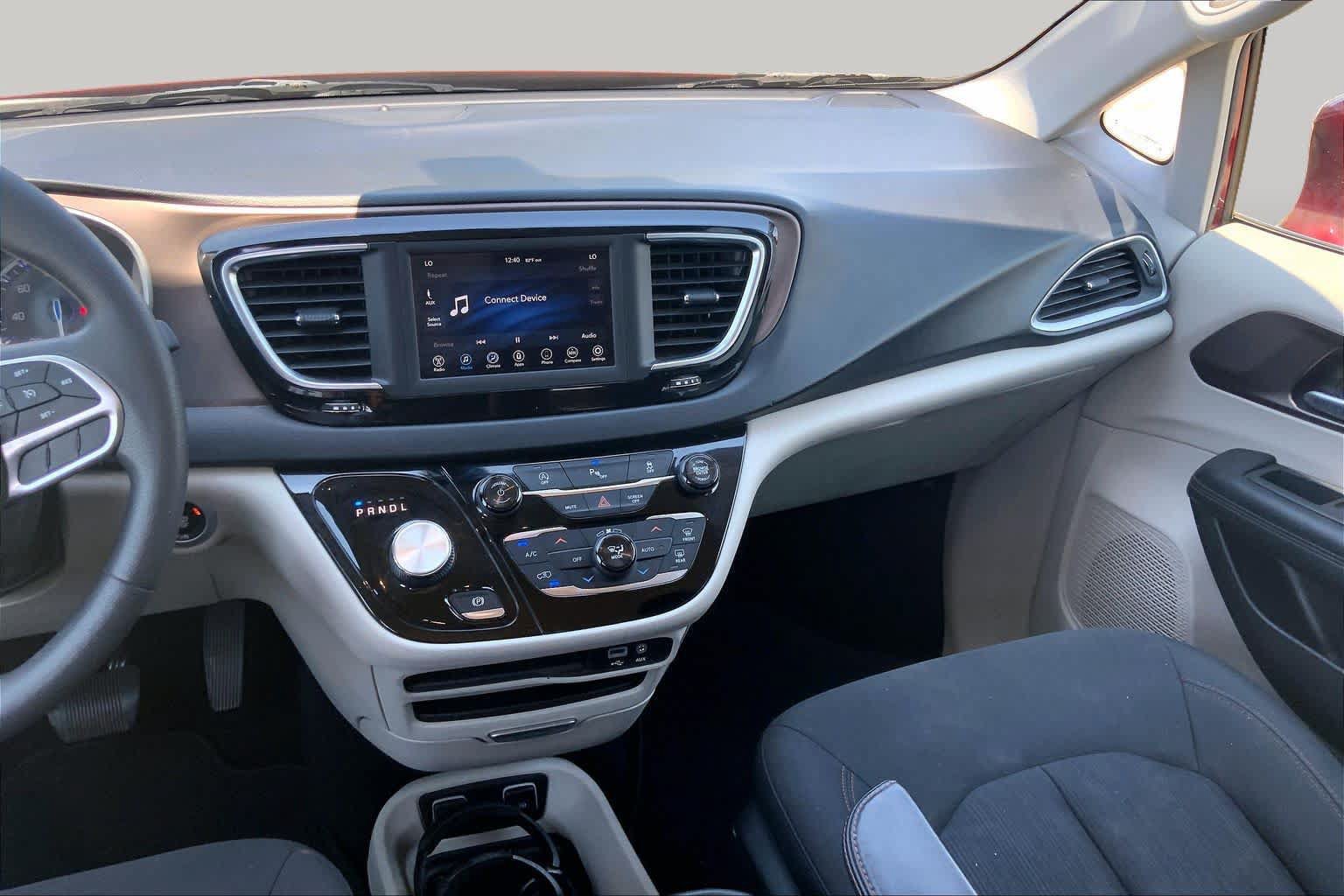 Used 2018 Chrysler Pacifica Touring Plus w/ Tire & Wheel Group FWD image 7