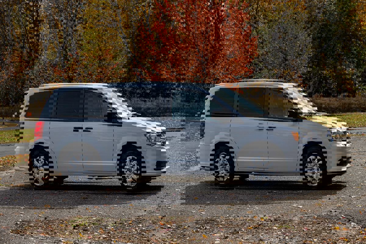 Used 2019 Dodge Grand Caravan SE w/ UConnect Hands-Free Group image 3