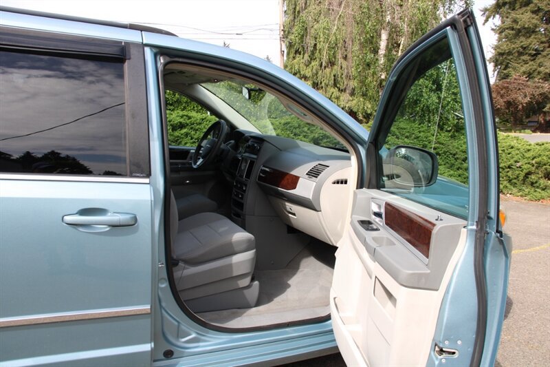 Used 2010 Chrysler Town & Country Touring FWD image 13